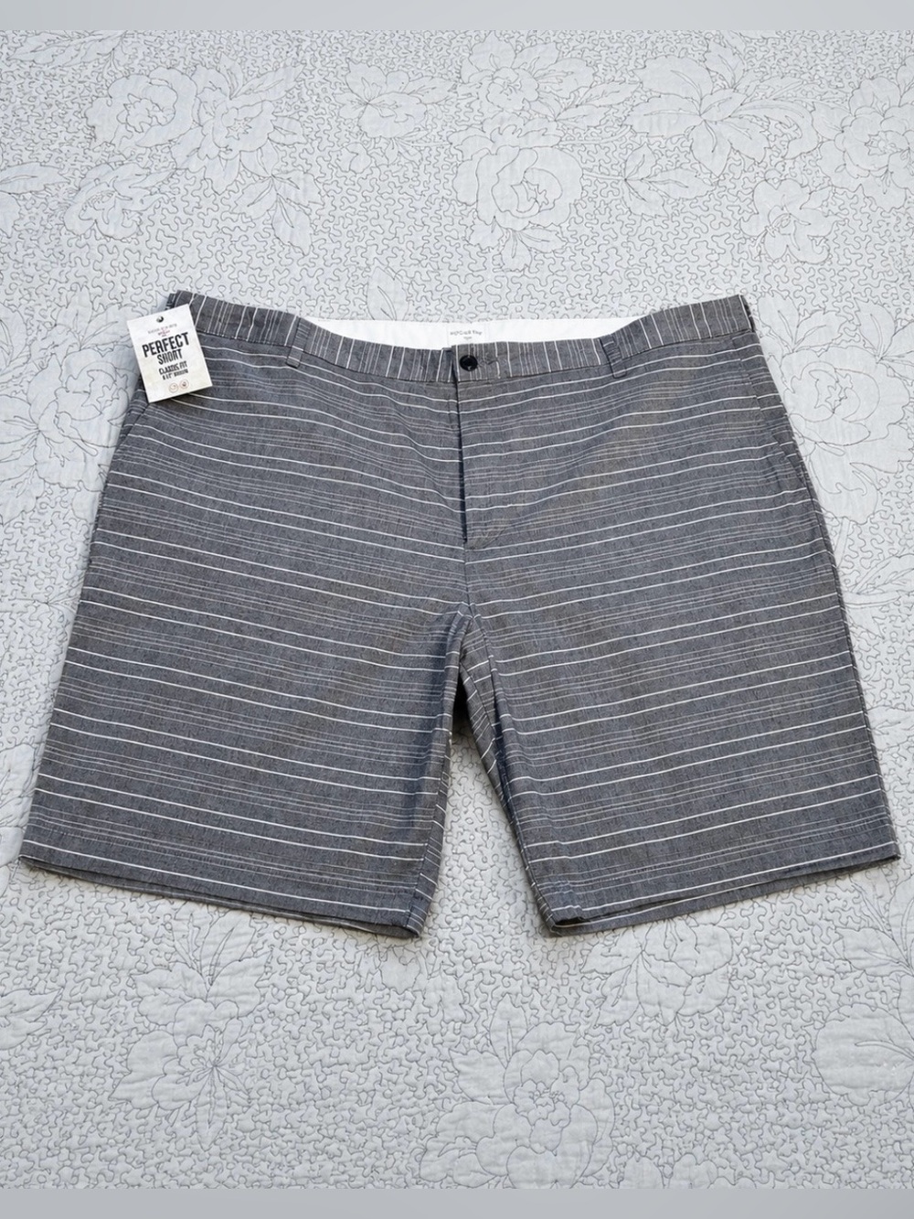 NWT Dockers Perfect Short 9.5” Classic Fit Gray Stripe Phone Pocket Mens 44💚